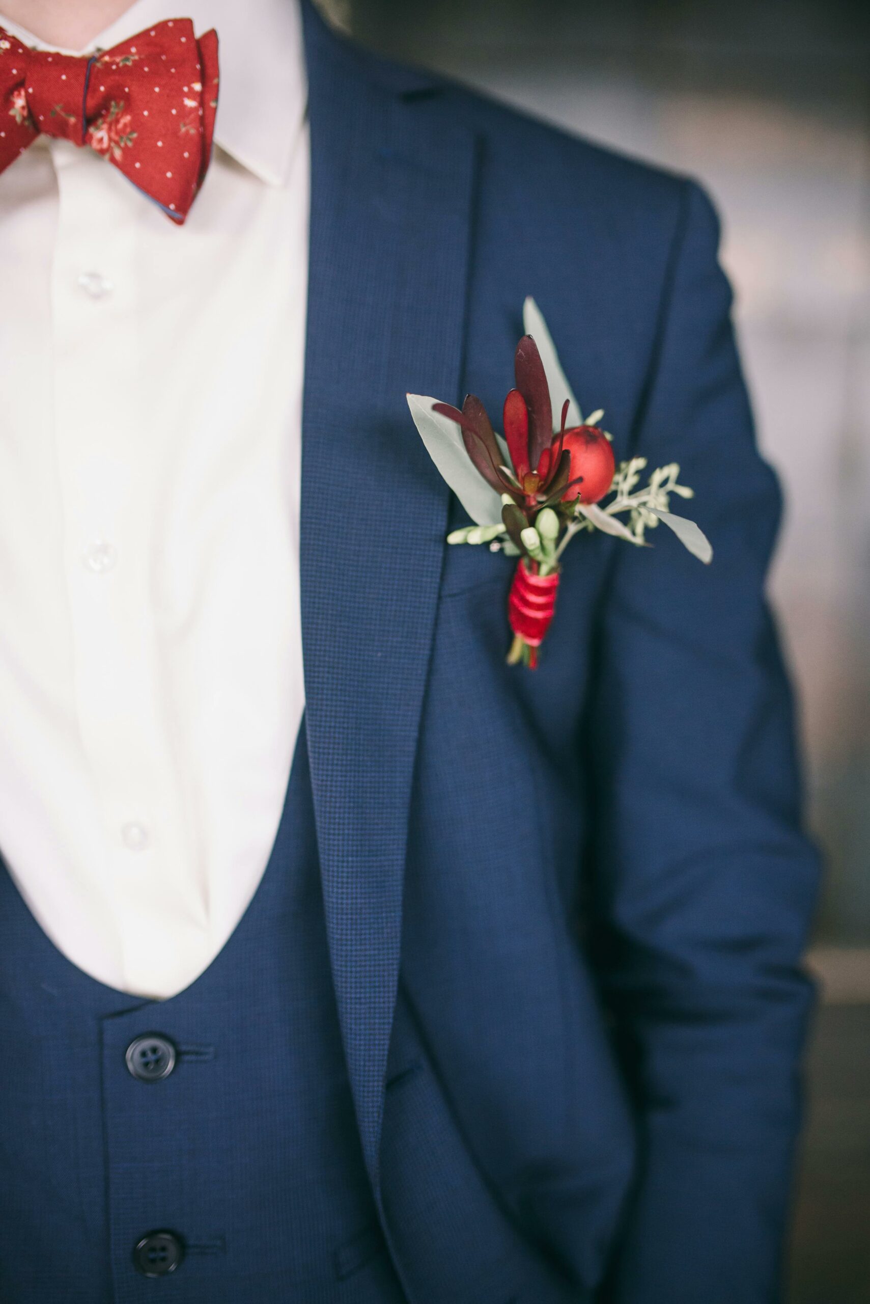 Boutonnière rouge et grise