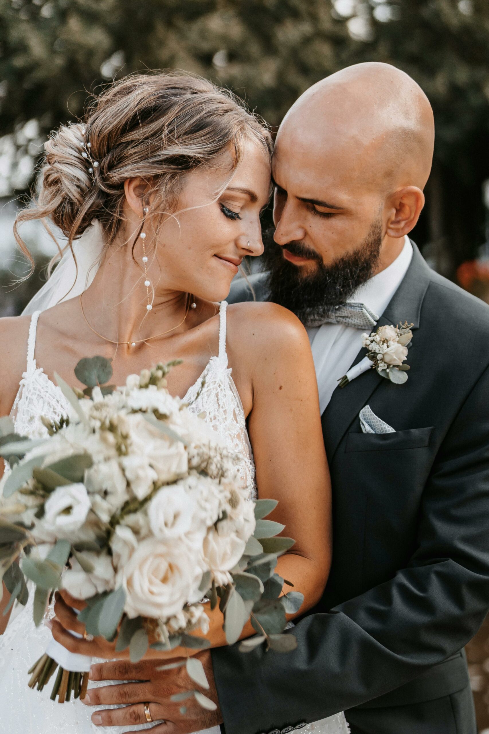 couple de mariés avec bouquet de mariée rond blanc