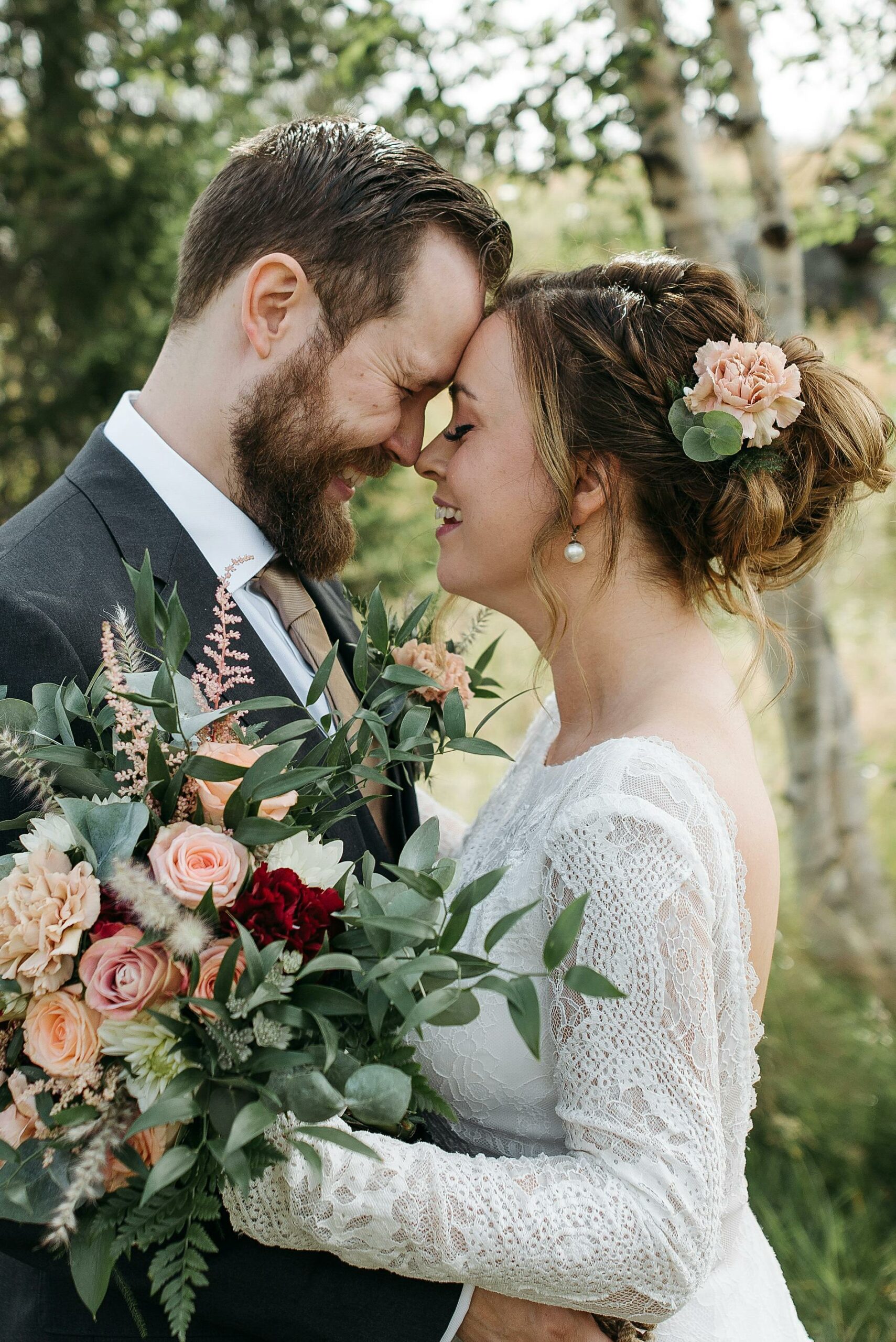 couple de jeunes mariés avec bouquet de mariée