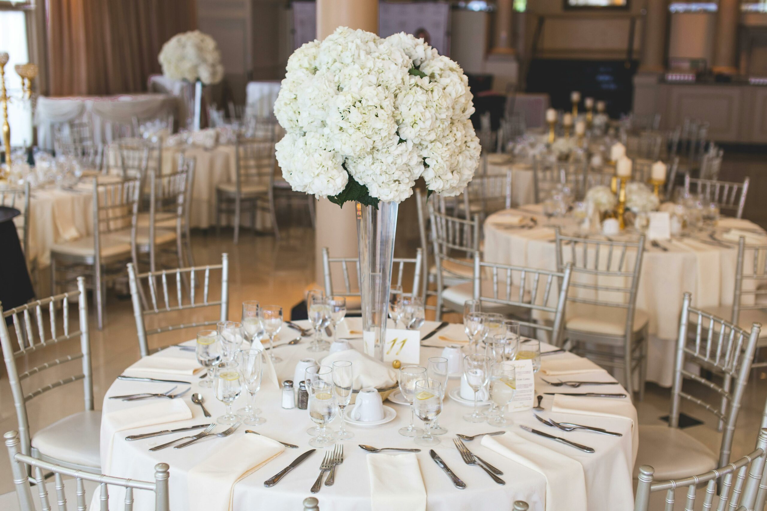 centre de table mariage dans vase flûte