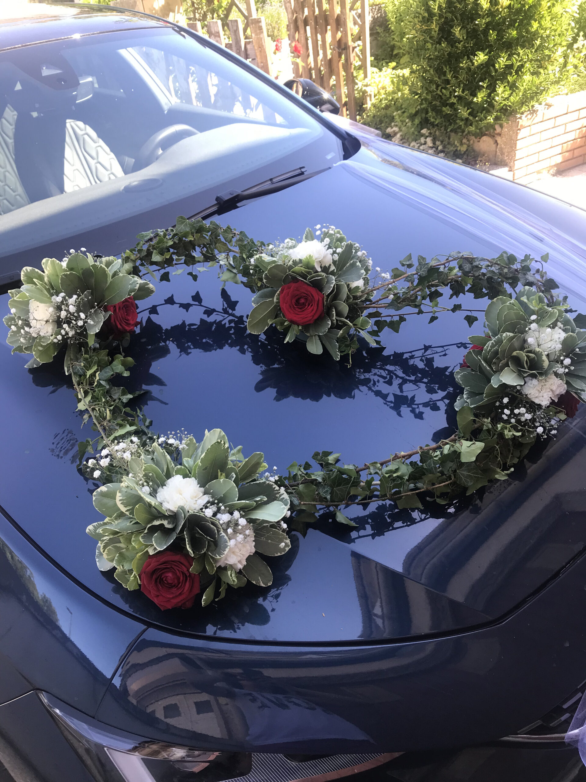 décoration florale capot de voiture pour maraige