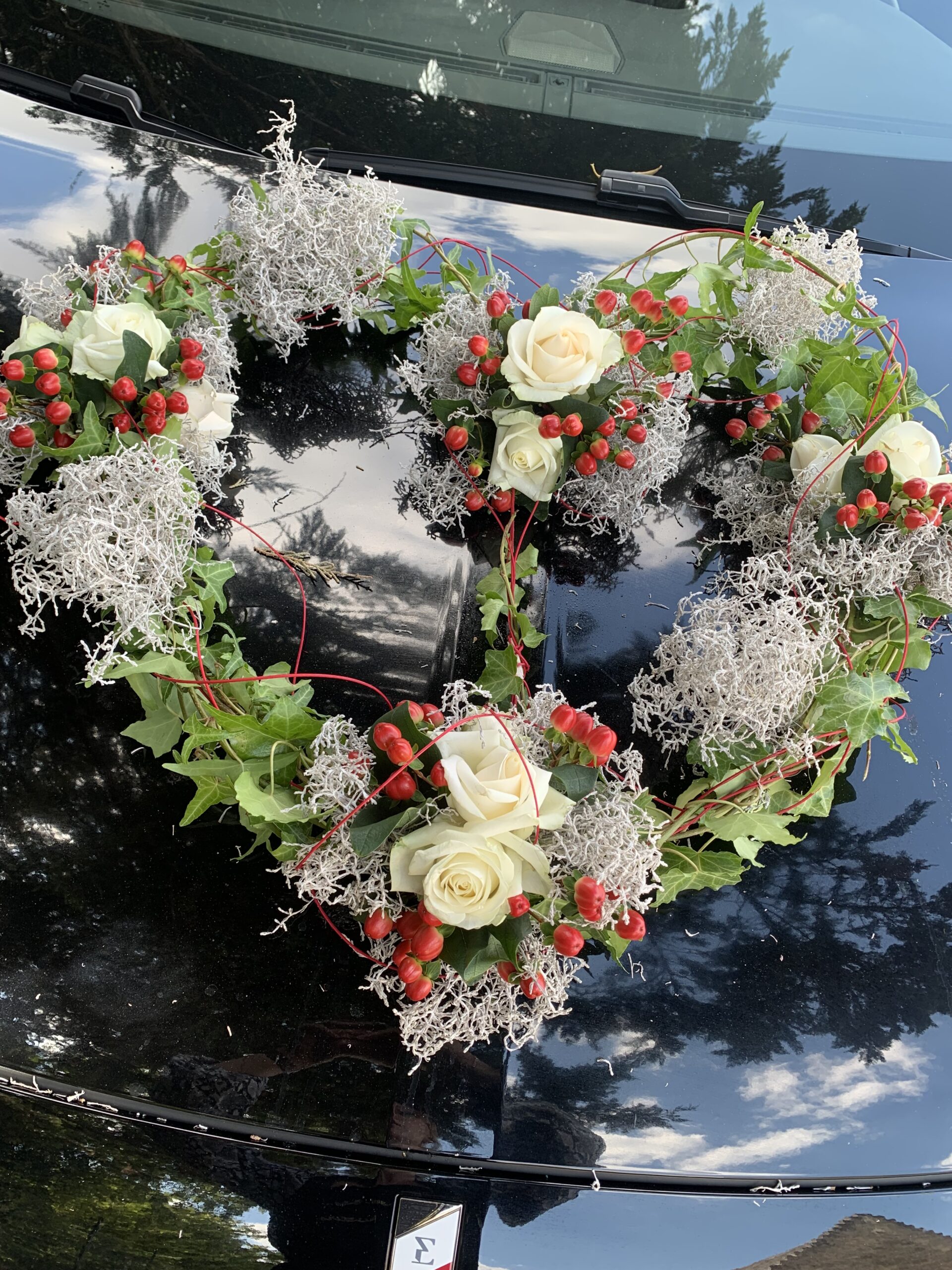 composition florale sur capot de voiture